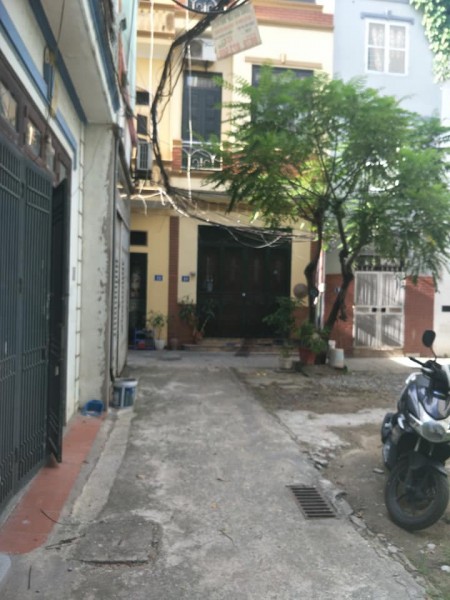 Bán gấp mảnh đất Phố Trạm, Long Biên 42m2 x 4m, giá 2.4 tỷ, gần Aeon cách Ô tô tránh 20m.