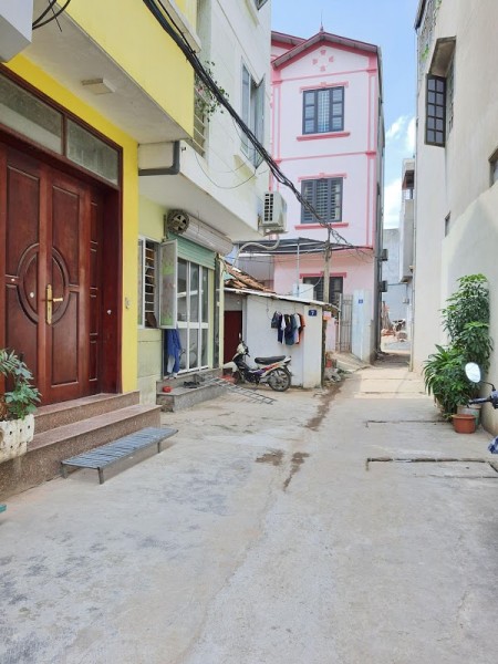 Chỉ hơn 2 tỷ có ngay một căn nhà hẻm ô tô đậu trước nhà, lh 0987655228