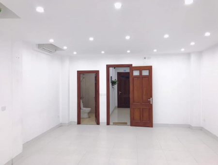 Cho thuê văn phòng Hoàng Quốc Việt DT 30m2 giá chỉ 4tr7/tháng.