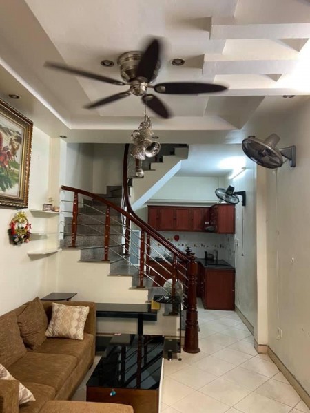 Phố Nguyên Hồng bán nhà 5 tầng 3 pn, chỉ 2.55 tỷ, 30m ra ô tô gần hồ Thành Công