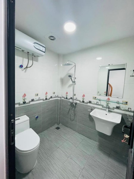 Nhà đep như biệt thự ngay Nguyễn Văn Cừ , ngõ thông, ô tô tránh 5 m, mới 5 tầng chỉ 3 tỷ.