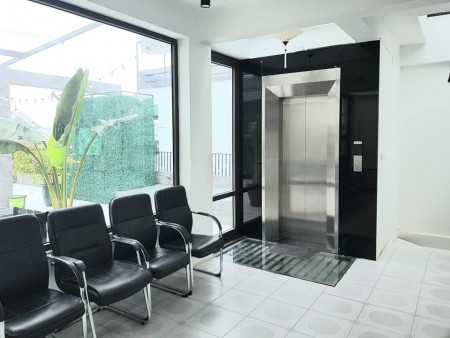 Bán nhà Lạc Long Quân 150m2 MT 9m, thang máy, cho thuê 150tr/tháng, giá nhỉnh 20 tỷ. LH: 0969586810