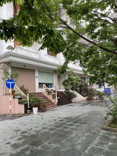 Shophouse căn góc đường 23 KĐT Thành phố giao lưu, mặt tiền 8m, văn phòng, kinh doanh tốt.