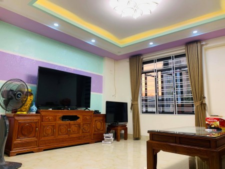 Nhà 3 tầng Trại Chuối. cực đẹp, giá chỉ 2,4 tỷ, đường lớn, xe ra vào thuận tiện