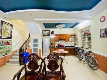 Siêu Đẹp bán gấp nhà Hoa Lâm, ngõ ô tô diện tích 42 m2, giá 3.75 Tỷ