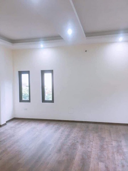 Bán siêu phẩm Lạc Long Quân, giá nào cũng chốt, ở quá đỉnh, dt 34m2, 5 tầng, giá 3.2 tỷ