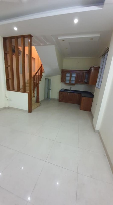 Bán nhà Kim Giang, Hoàng Mai, DT rộng 42m2 x 4T, ô tô tránh 10m, lô góc, giá hạt rẻ, chỉ 3 tỷ 35. Lh 0966456918