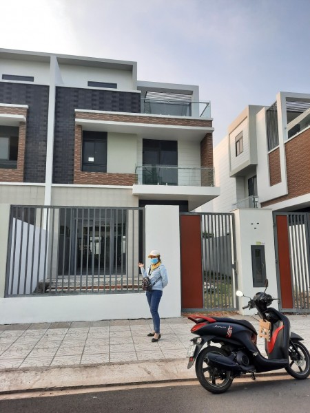 Cần bán căn biệt thự song lập Phú Cường, hướng Bắc đối diện sân Golf, nhà đã có sổ, lh 0945677849