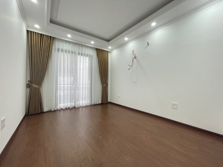 Bán nhà Bồ Đề dân trí cao, an ninh tốt, dt 31m2, giá 3.4 tỷ, hướng Đông Bắc