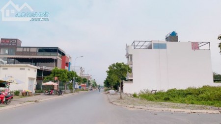 Bán gấp lô góc 2 mt lớn (20m và 12m) khu dân cư Tân Đức thổ cư 100 %