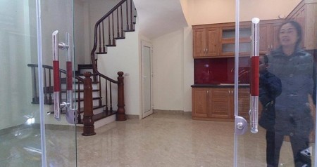 Bán nhà Bạch Mai, dt 65m2, 5.5 tỷ, 4 tầng, mt 6.5m, sát phố ô chờ thang máy