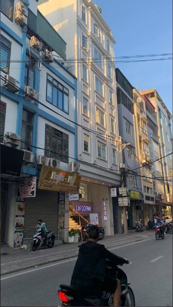 Cho thuê nguyên căn phố Nguyễn Ngọc Nại , 3 tầng S=70m2/sàn. Giá 20 triệu/tháng