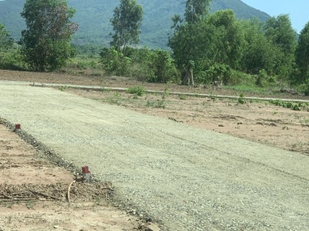 Bán gấp lô 160m2 tc 100m, đã bao tường xung quanh, 2 mặt tiền đường bê tông. SHR bao sang tên trong 1 tuần