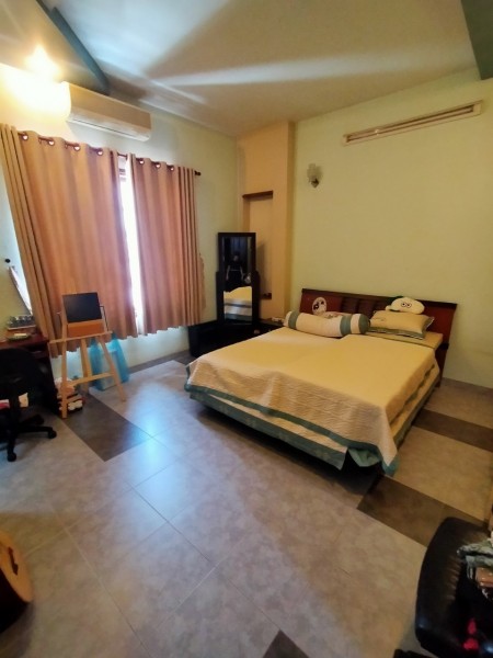 Cho thuê nhà nguyên căn Hậu Giang, Phường 4, Quận Tân Bình. Trệt 3 lầu, sân thượng. Giá: 14 triệu / tháng