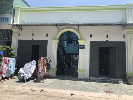 Tôi đang có 2 dãy nhà trọ dt 300m2 gđ kẹt tiền trả cho ngân hàng nên tôi cần bán lại giá tốt cho người muốn đầu tư