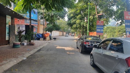 Bán đất tặng nhà xây CCMN quá đỉnh, cạnh Royal - City lô góc ô tô vào MT 10 m 230m chỉ nhỉnh 20 tỷ