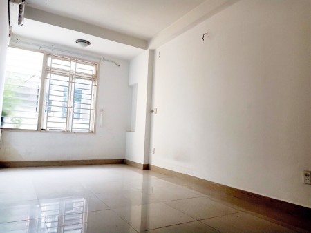 Phòng 28m2 có máy lạnh, tủ đồ, cửa sổ thông thoáng Tân Bình gần sân bay TSN