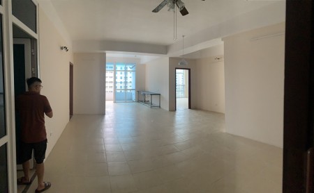 Cho thuê chung cư Báo CAND Nguyễn Xiển 3PN 134m2 đồ cơ bản 12 triệu. Lh 0377983070
