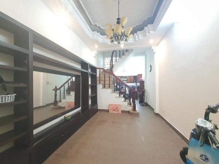 Bán nhà Chùa Láng diện tích 40m2, 5 phòng ngủ giá 4,1 tỷ nhà đẹp ở ngay