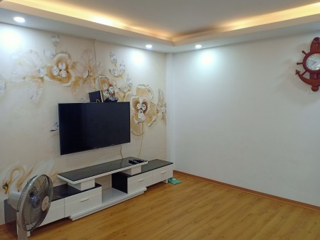 Cần bán gấp nhà phố Tạ Quang Bửu, dt 355m2, 4 tầng, 3 ngủ, gần phố, giá 2.95 tỷ