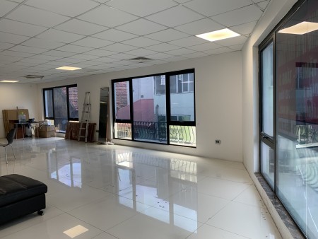 Cho thuê văn phòng phố Vĩnh Hồ, gần ngã tư sở diện tích 120m2, tòa nhà 10 tầng có thang máy, mặt tiền 5m