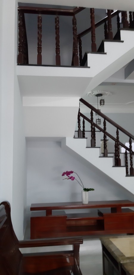 Nhà ngộp bán nhanh diện tích 5 x14, đường 7m, 3 tầng, giá bán 8.3 Tỷ