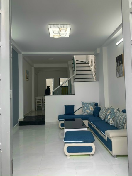 Nhà 3 tầng, cách vài căn ra mặt tiền Đồng Đen, Bàu Cát, giá 6,7 tỷ