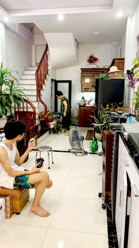 Bán gấp nhà dt 37m2 lô góc phố Giáp Bát. ngõ trước nhà 2.5m