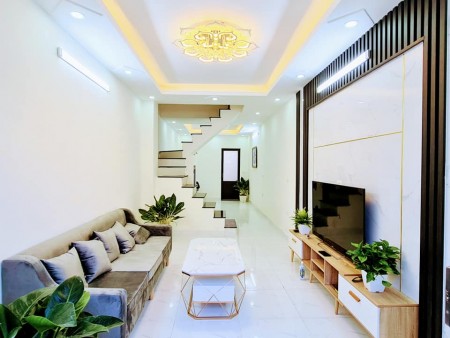 Nhà Lĩnh Nam, dt 30m2, ngõ ba gác, an sinh đỉnh, giá bán 2.7 tỷ, có lộc cho gia chủ