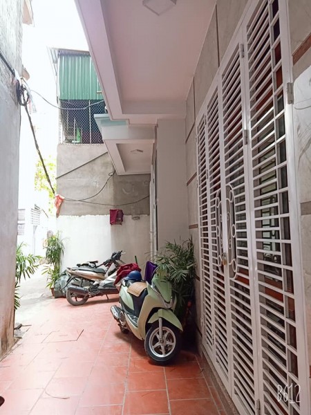 Bán gấp nhà đường Láng, 200m ra Ngã Tư Sở, ngõ xe ba gác chạy. Diện tích 36m2, 5 tầng, mặt tiền 4m.