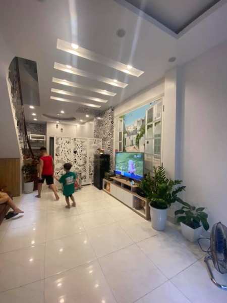 Cần bán nhà ngã 3 Kim Ngưu diện tích 52m2, MT 4,3m, giá hợp lý.