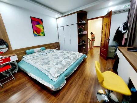 Chính chủ bán gấp Hoàng Ngân, dt 42m2, 5 tanafg, mt 4m, lô góc kinh doanh, hơn 3 tỷ