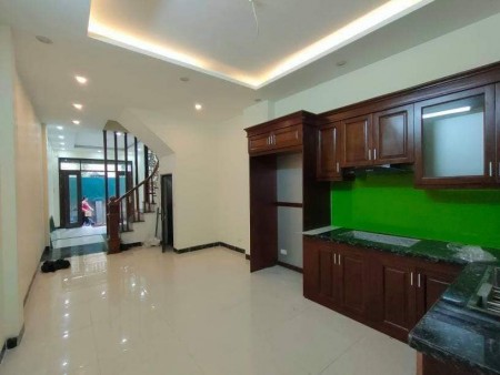 Hoàng Mai nhà mới ở ngay 5 tầng diện tích sử dụng 45m2, giá 3 tỷ 9
