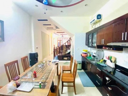Nhà Cầu Giấy giá hơn 5 tỷ, còn đường Nguyễn Khang, đúc 4 tầng đúc