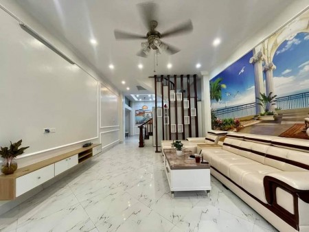 Hoa hậu giữa lòng Cầu Giấy 5 tầng, dt 55m2, 6 phòng ngủ ngõ thông thoáng chỉ 7.2 tỷ