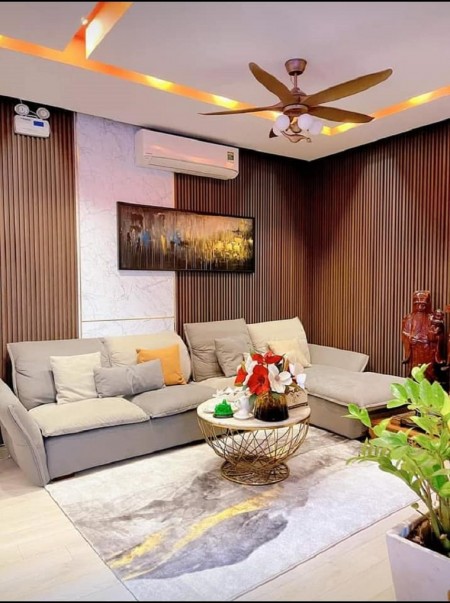 Bán gấp nhà nguyên căn hồ Bồ Đề, diện tích 45m2, 4 tầng, giá bán 4 tỷ