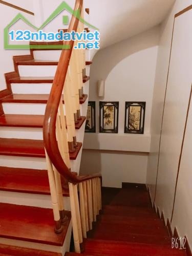 Giá bán 4.2 tỷ, ô tô vào nhà bán nhà đường Nguyên Hồng, dt 31m2, 4 tầng đúc
