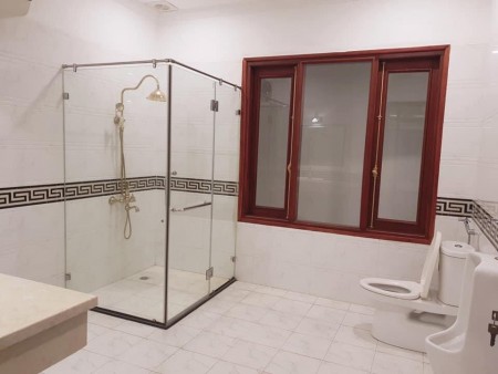 Bán nhà nguyên căn Võ Chí Công, dt 43m2, 5 tầng gần phố kinh doanh nhỏ lẻ giá 6 tỷ