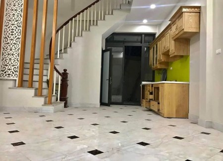 Nhà đẹp ở ngay đường Xuân Đỗ, Cự Khối, ba gác tránh, 5 tầng x 36m2, chỉ 2,5 tỷ.