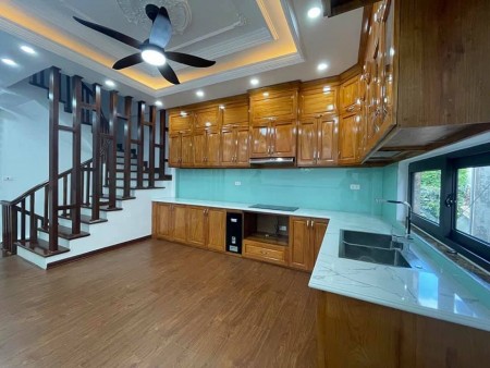 Chủ cần bán gấp Ái Mộ, ô tô đỗ cửa phù hợp dòng tiền, dt 62m2, mt 5m, giá bán 4.9 tỷ
