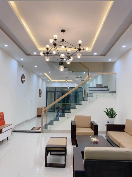Bán nhà phố Nguyễn Văn Cừ, ở ngay, dt 38.4m2, mt 4m, giá chỉ hơn 3 tỷ