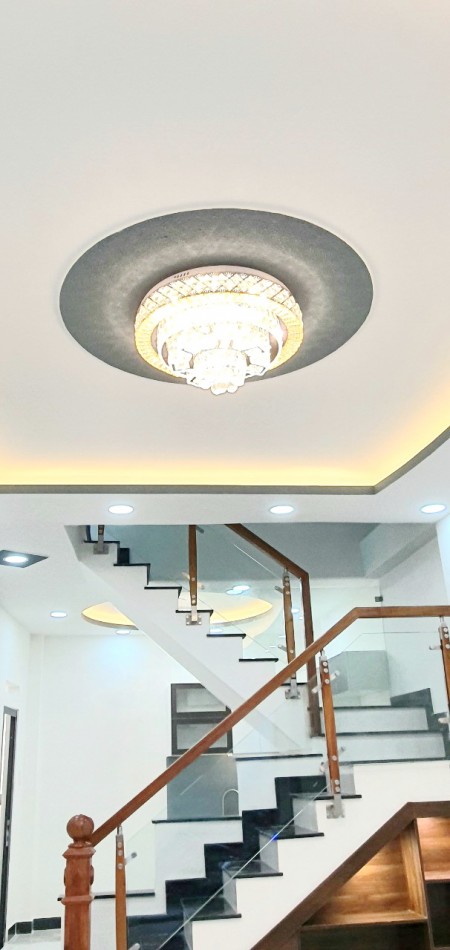 Nhà mới, 33m2, máy lạnh, máy nước nóng sẵn, vào ở ngay hẻm Nguyễn Duy P9 Q8
