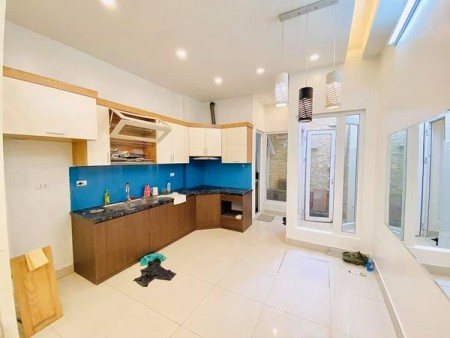 Bán nhà đẹp bao rộng thoáng, dt 10m2, ô tô đỗ cửa đường Trần Phú, Hà Đông