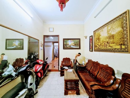 Bán nhà siêu rẻ có nhà đẹp, phố Cát Linh, 6 tầng, giá 2.25 tỷ, gần đường ô tô