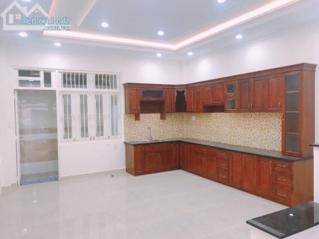 Bán nhà Dịch Vọng, ba bước ra công viên, diện tích 60 m2, giá 4.6 tỷ
