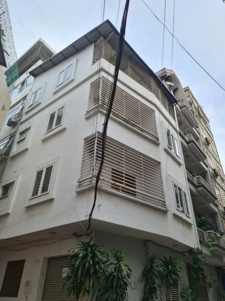 Cho thuê nhà Phố Đặng Thùy Trâm, dt 40m2, mt 4.6m, lô góc, giá 16tr, ô tô đỗ cửa