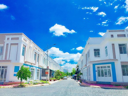Bán nhà hoàn thiện 1 trệt 1 lầu, diện tích: 4.5x15.5, khuôn viên lớn, lhcc