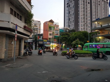 Bán nhà mặt tiền đường Đoàn Văn Bơ, Quận 4, 3 tầng, giá 6.2 tỷ