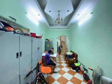 Bán nhà Xuân Thủy 30m2 giá 3.45 tỷ, ngõ nông khu an sinh tốt, lh 0879356959