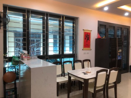 Bán nhà nhỉnh 4 tỷ, ô tô ra vào tránh nhau thoải mái, 2 mặt thoáng vĩnh viễn